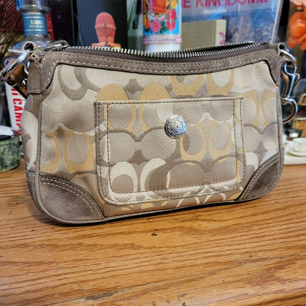 Wristlet handbags
